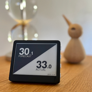 Paperd.Ink e-ink display with forecasted and actual temperatures side by side