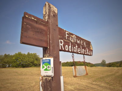 Sign reads ‘Fußweg Radioteleskop’